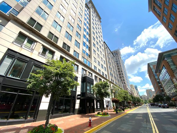 Quais materiais são mais duráveis para a construção de piscinas?